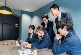 チームで強みを活かし合い目標を達成する
