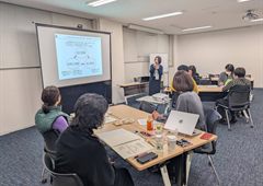 基礎コース（福岡・対面開催）で講師が解説する様子
