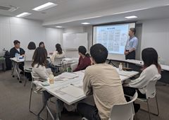 基礎コースで実行力の資質について学ぶ様子
