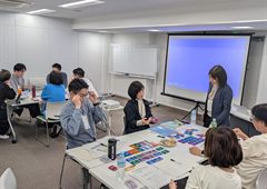 応用コースⅣで資質カードを使ってグループワークをする様子